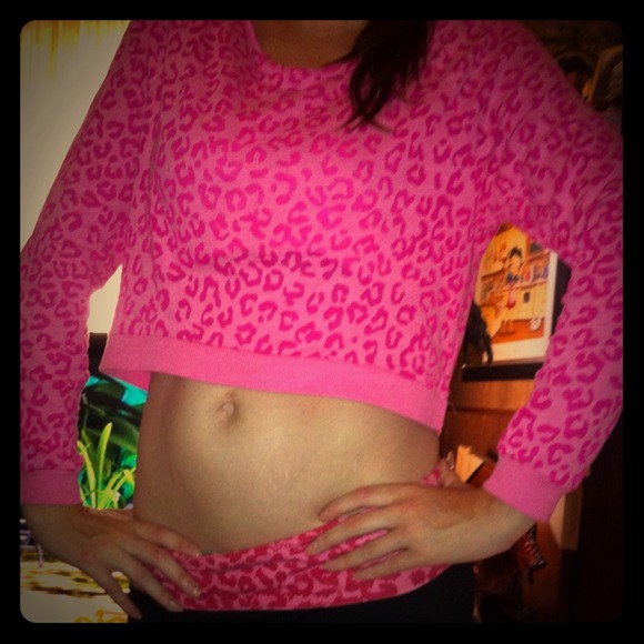 Cute Pink leopard print cropped shirt! Super cute!