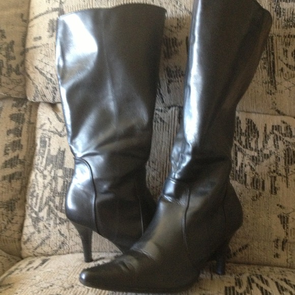 Black boots with side zipper 3 inch heel