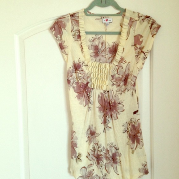 Cute anthropologie ruffle shirt size medium