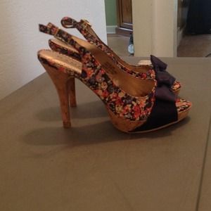 Floral heels NWOT