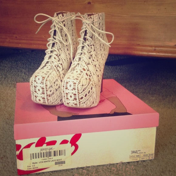 White lace lita boot