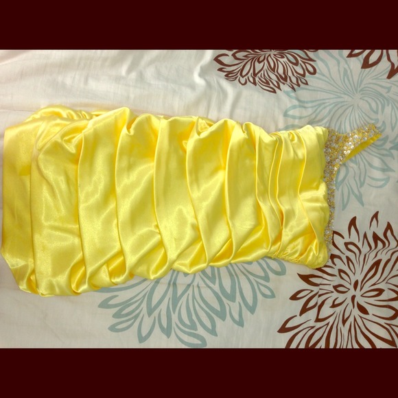 💛Adorable yellow one shoulder ruffle dress💛 - Picture 1 of 4