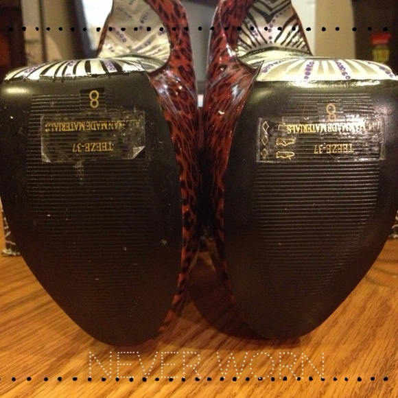 Custom Taylor Says Bordellos - Picture 4 of 4