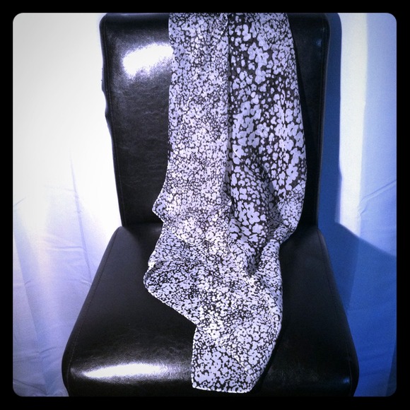 Black and white scarf