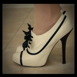 AMAZING Kristin Ivory & Blace Tie Up Shoes
