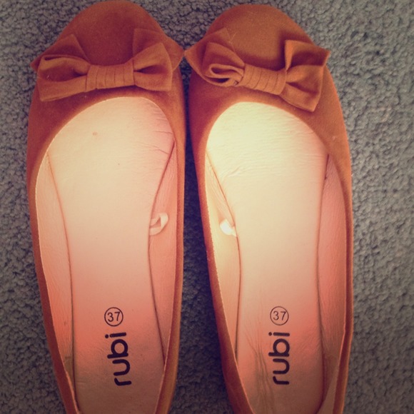 Brown bow flats