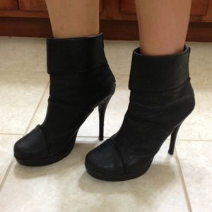**Reduced!!** Shoedazzle zipper detail booties