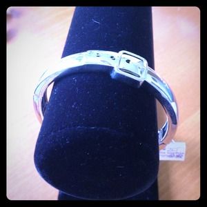 Attached stretch bracelet