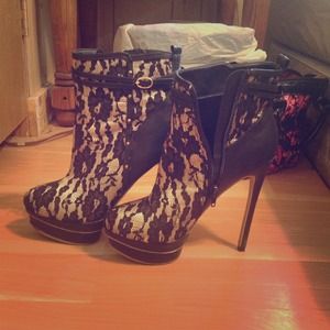 Gorgeous lacy 4" heels