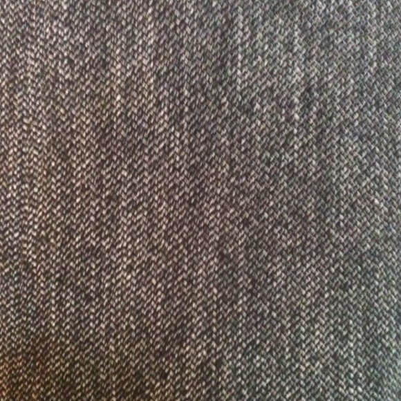 🔴SOLD🔴Ruffled pencil skirt - Picture 2 of 3