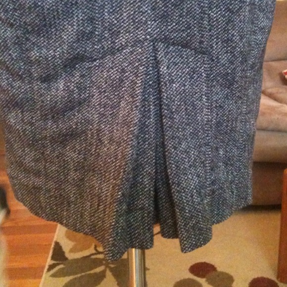 🔴SOLD🔴Ruffled pencil skirt - Picture 3 of 3