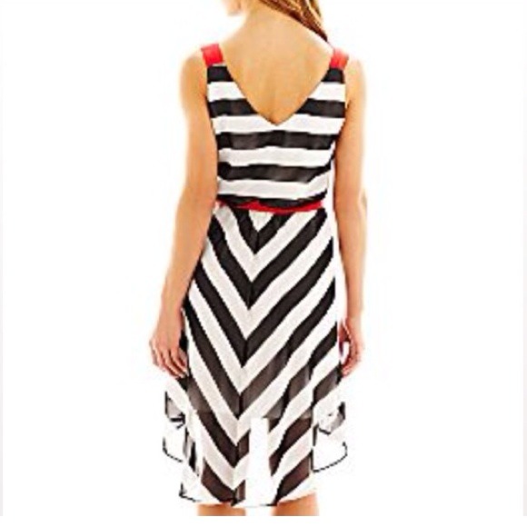 Sold🌺Black and White Chevron Dress - Picture 2 of 4