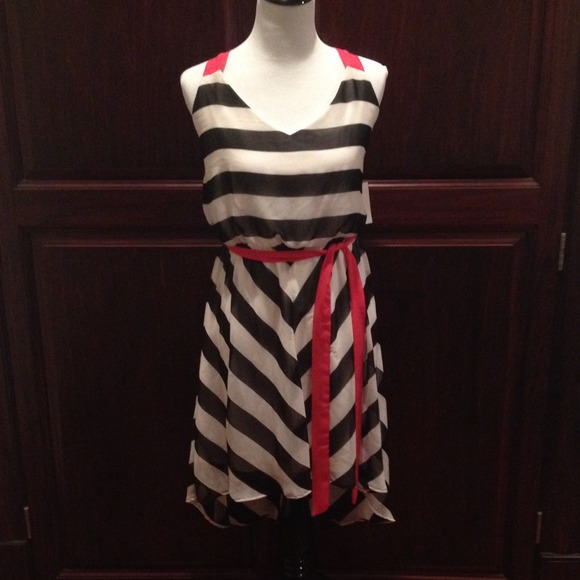 Sold🌺Black and White Chevron Dress - Picture 4 of 4