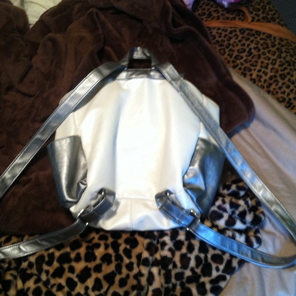 hello kitty back pack - Picture 2 of 3