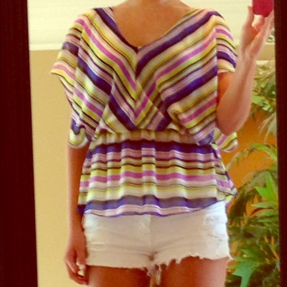 Multi-colored shirt with tie back and slit sleeves