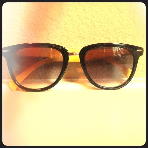 Black and yellow classic sunglasses