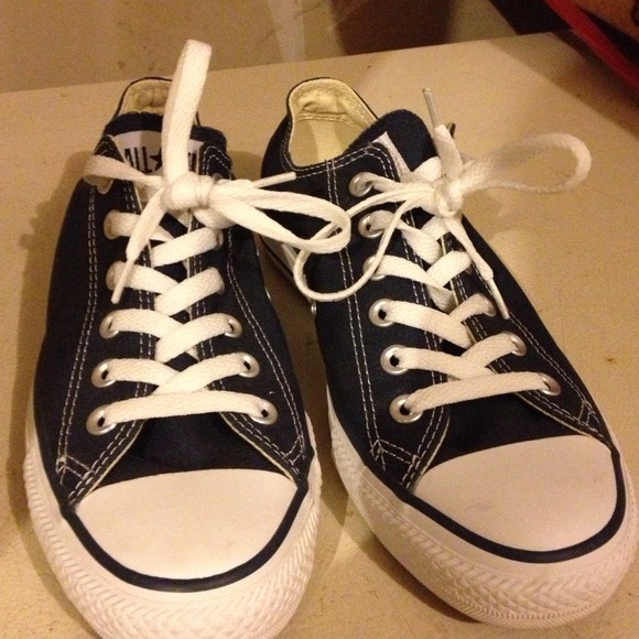 Blue converse low. (PRICE REDUCED🔫)