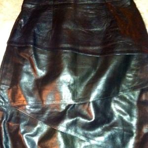 Vakko black leather skirt