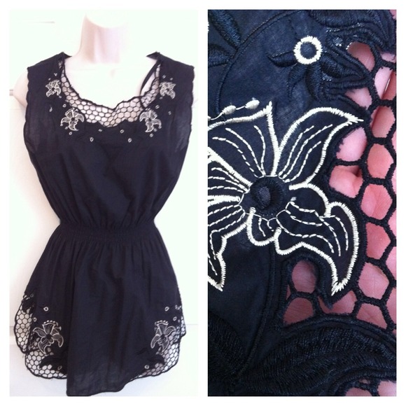 🚫SOLD🚫Black flower embroidery top