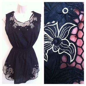 🚫SOLD🚫Black flower embroidery top