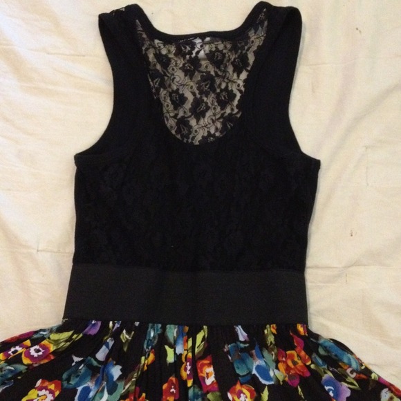 🚫SOLD ON VINTED🚫🎉HOST PICK🎉 Floral Dress - Picture 4 of 4