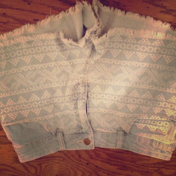 ⛔️⛔️SOLD⛔️⛔️Forever 21 tribal shorts