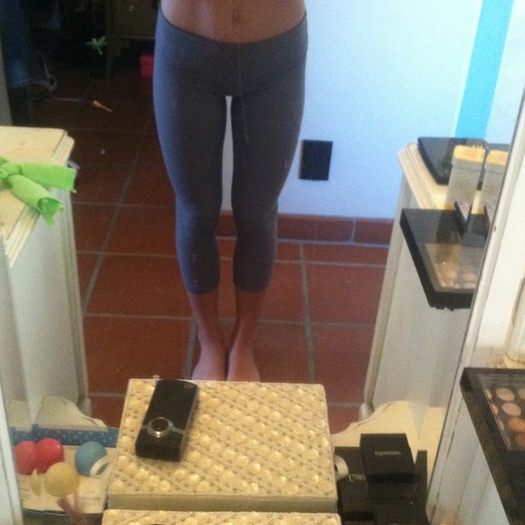 🚫SOLD🚫 Lulu lemon grey crop color discontinued - Picture 4 of 4