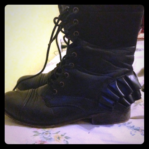 Black ruffle mid calf betseyville boots