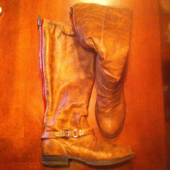 MADDEN GIRL COGNAC BOOTS sz8.5 w/ red zip detail