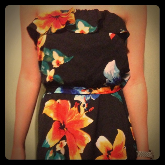 Medium White House Black Market Dress