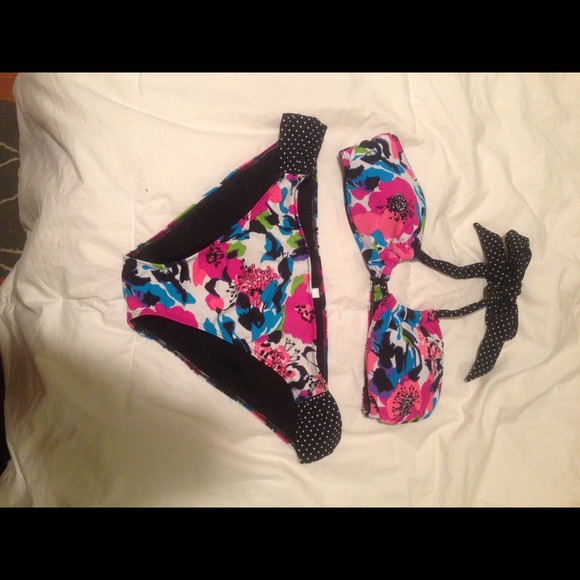 Bikini - Picture 1 of 1