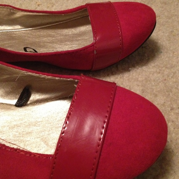 **bundled**Red flats - Picture 2 of 2