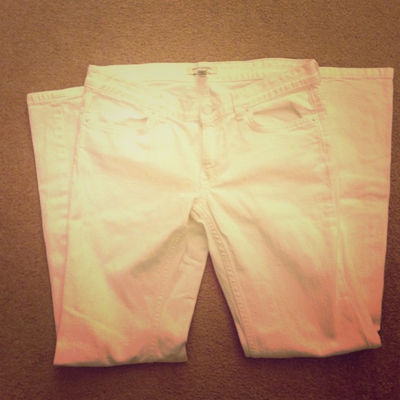 Essential pair of white jeans! Size 6 petite