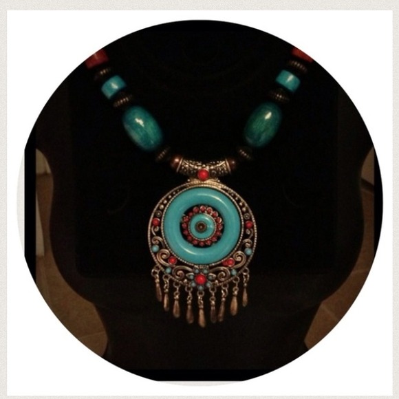 Statement necklace
