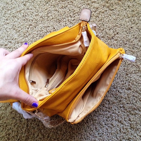 ❗🚫SOLD IN BUNDLE❗Mustard Shoulder Bag - Picture 4 of 4