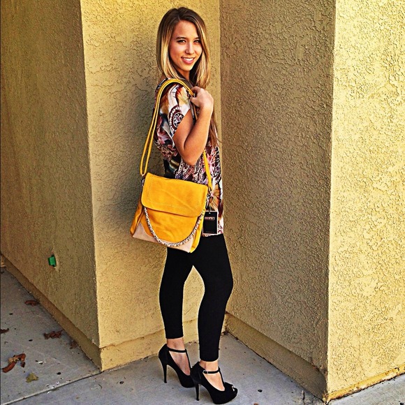 ❗🚫SOLD IN BUNDLE❗Mustard Shoulder Bag - Picture 2 of 4