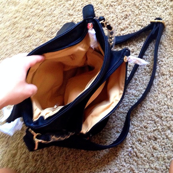 โ๐ซSOLD IN BUNDLEโBlack Mustang Shoulder Bag - Picture 4 of 4