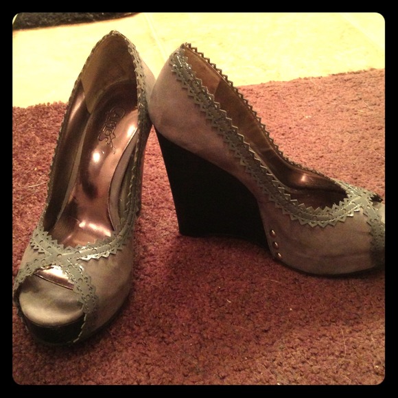 Grey wedges