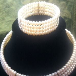 Fresh water pearl necklace and bracelet