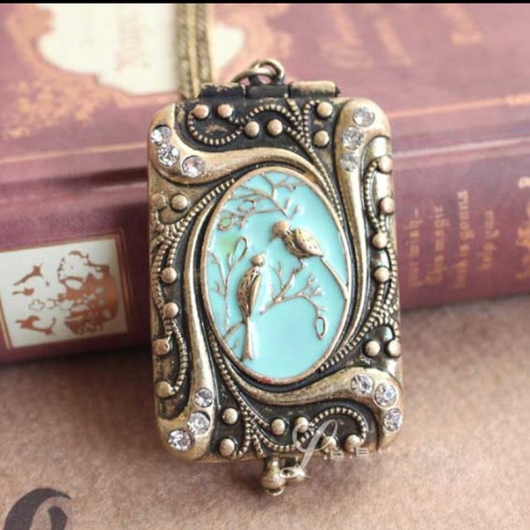🌟FREE WITH $15PURCHASE🌟Antique style bird locket