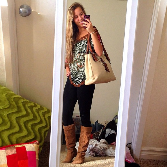 ❗🚫SOLD IN BUNDLE❗Buckled Elegance Handbag - Picture 3 of 4