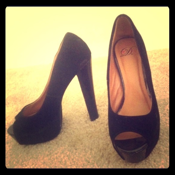 Classic black peep-toe pumps