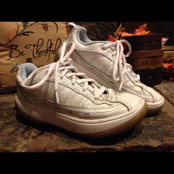 Ladies Nike Vintage tennis shoes size 7.5.