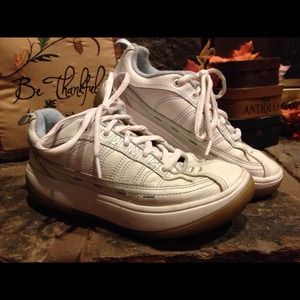 Ladies Nike Vintage tennis shoes size 7.5.