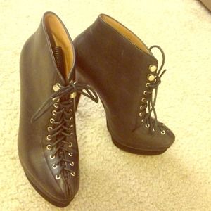 AnnTaylor Black Leather heel booties Us7.5