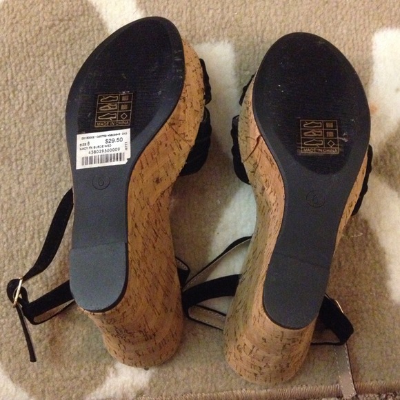 SALE❗BLACK WEDGES - Picture 3 of 3