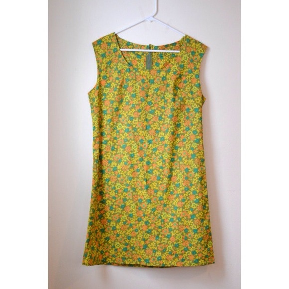 *host pick* 💕💕 70's flower shift dress.