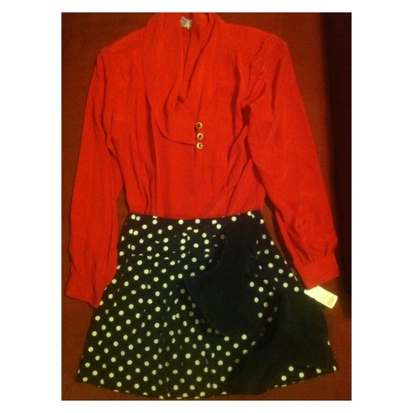 🔴SOLD IN BUNDLE Gorgeous vintage red blouse 😍
