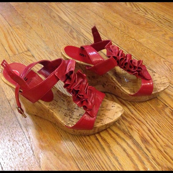 SOLD in bundle - Red Bakers Ruffled Wedges - Picture 2 of 4
