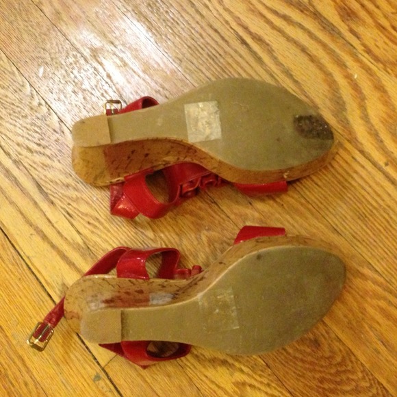 SOLD in bundle - Red Bakers Ruffled Wedges - Picture 3 of 4